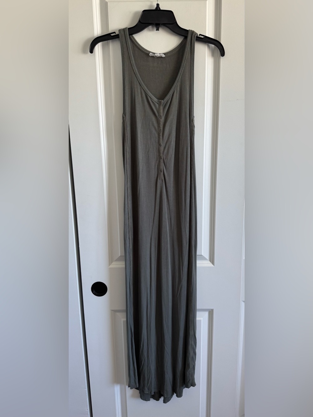 Splendid Olive Green Sleeveless Maxi Dress with Front Buttons
